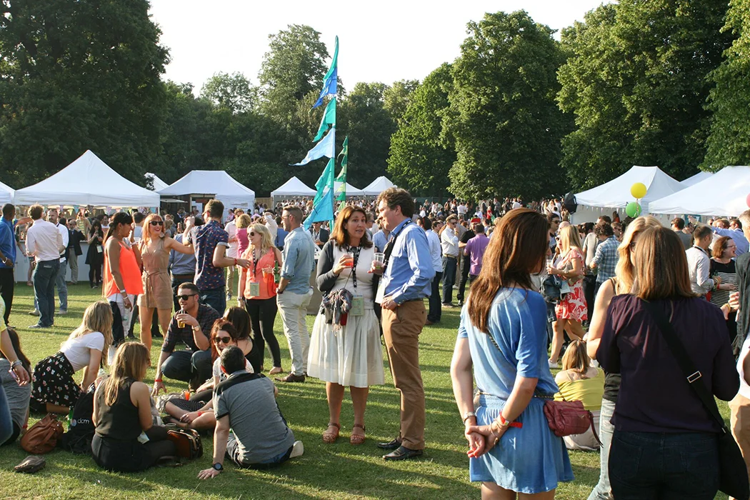 festival-photo-people-having-fun
